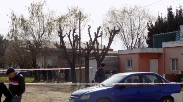 Amigos de la pareja golpearon la puerta de la casa y sintieron olor a quemado.