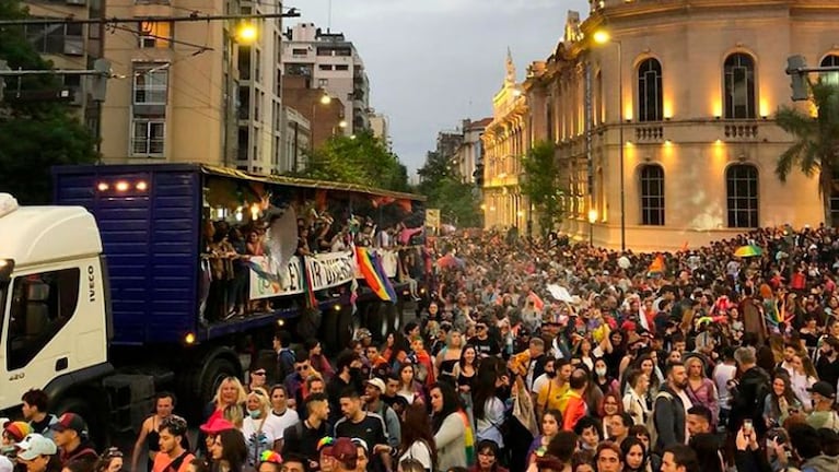 Amigos, familias y organizaciones dijeron presente en la Marcha del Orgullo Córdoba 2021.