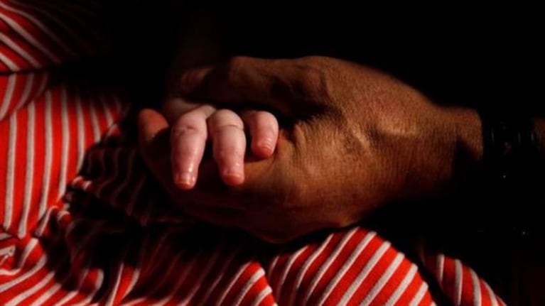 Amor: eso les da el padre de guarda a los nenes con enfermedades terminales. Fotos: Los Ángeles Times.
