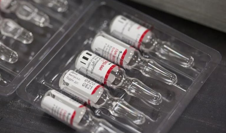Ampollas que contienen la vacuna contra el virus registrada por Rusia.