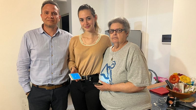 Ana junto a Pablo y Agostina, sus "ángeles de la guarda". Foto: Mateo Lago/El Doce.