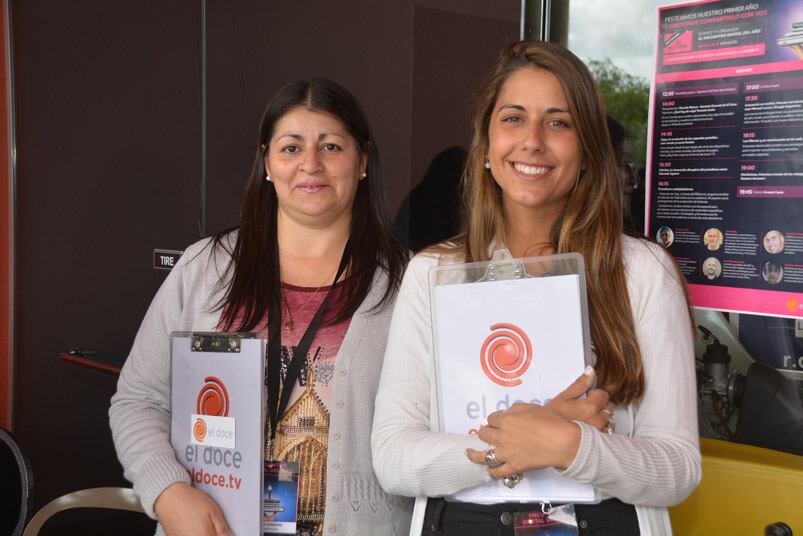 Andrea Cordero y Elisa Charra, parte del staff organizativo de ElDoce. Foto: Sergio Díaz.