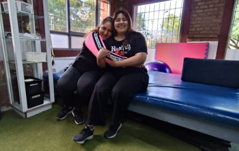 Andrea Larcher y su mamá en el centro de rehabilitación.