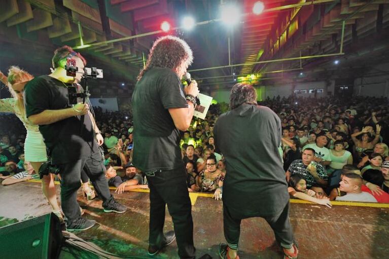 Andrés Bruzzone subió a cantar con La Mona y Carli Jiménez