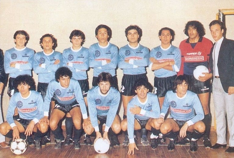 Andrés Fassi, a la derecha de la formación del equipo.