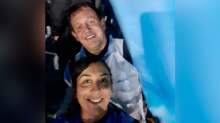 Andrés y Andrea en la cancha de Belgrano tras la propuesta de casamiento.