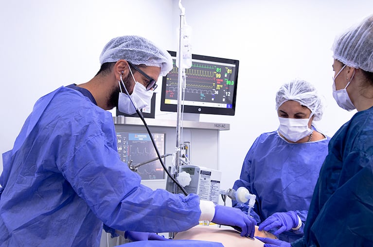 Anestesiólogos realizando prácticas en el  Centro de Simulación ADAARC.