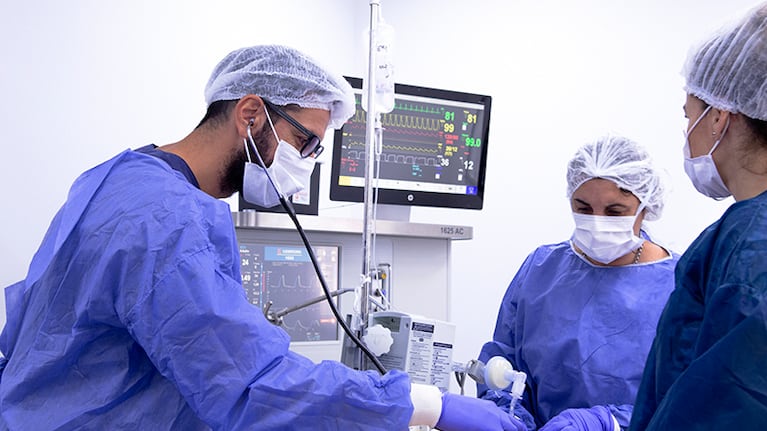 Anestesiólogos realizando prácticas en el Centro de Simulación ADAARC.