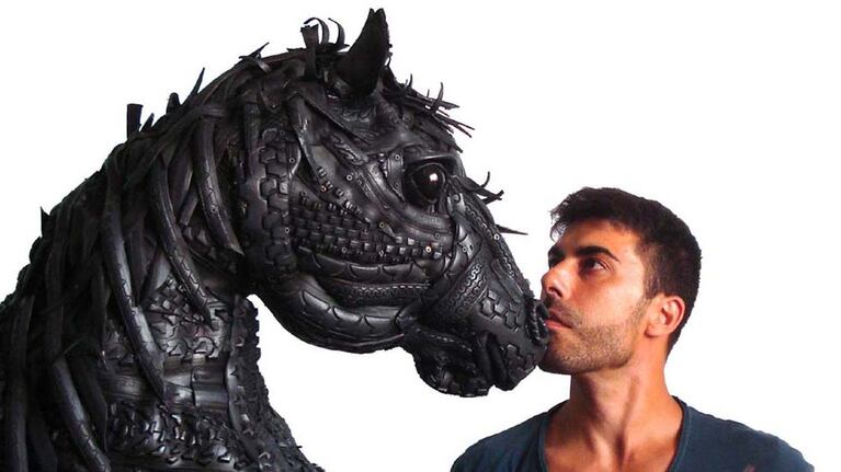 Ángel Cañas sorprende con sus obras con neumáticos.