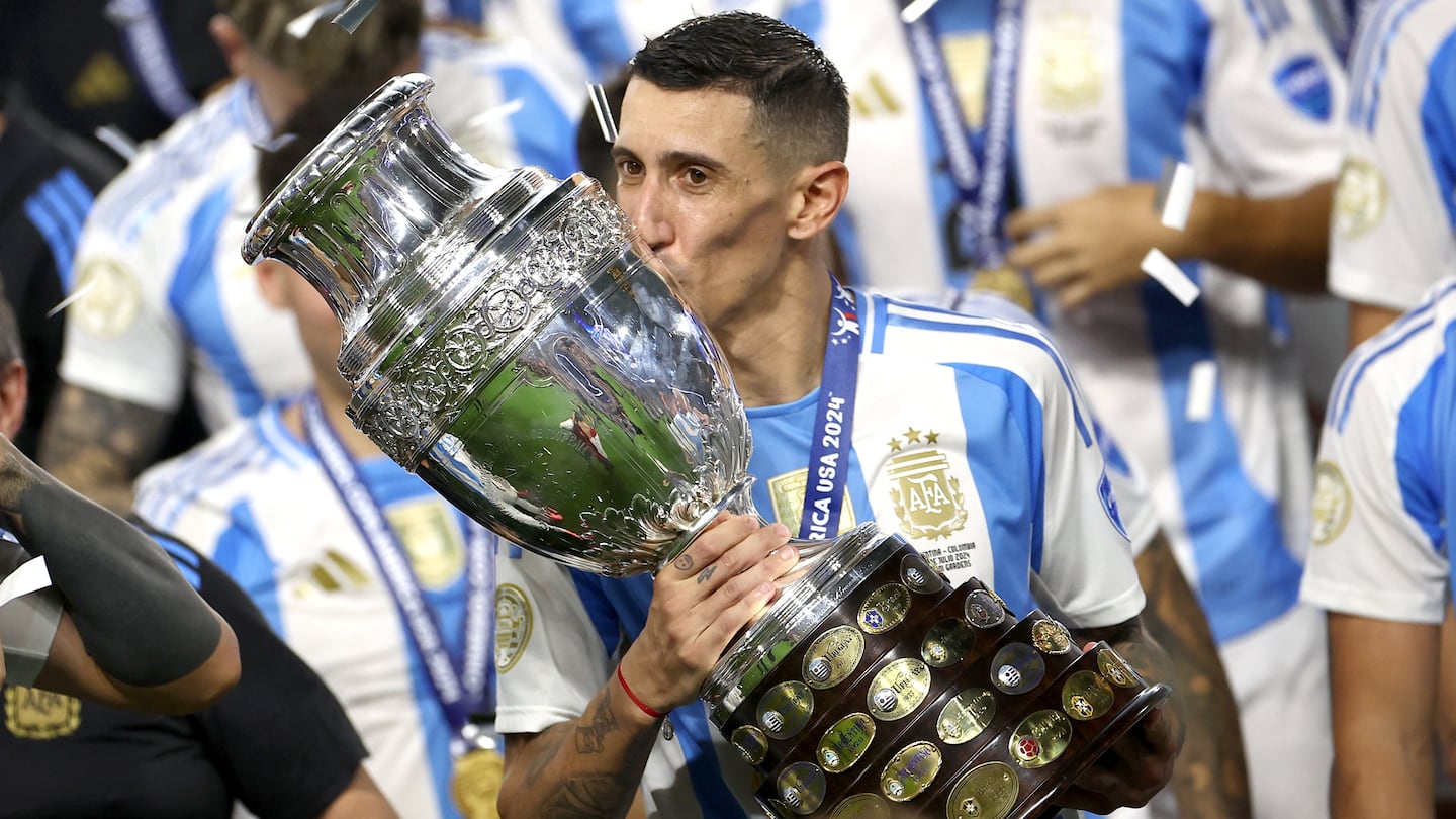 Ángel Di María besa el trofeo mientras celebra después de ganar la Copa América 2024 con la Selección argentina (Foto: REUTERS/Agustín Marcarian)