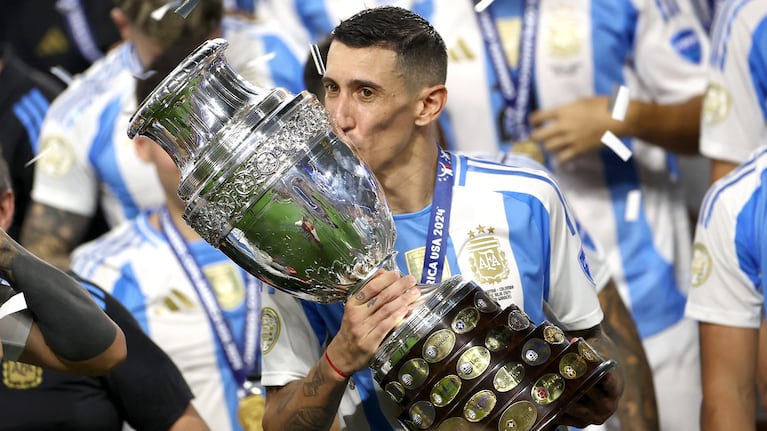 Ángel Di María besa el trofeo mientras celebra después de ganar la Copa América 2024 con la Selección argentina (Foto: REUTERS/Agustín Marcarian)