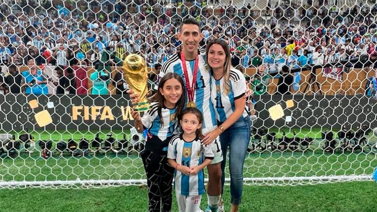 Ángel Di María junto a su familia tras conseguir la Copa del Mundo.