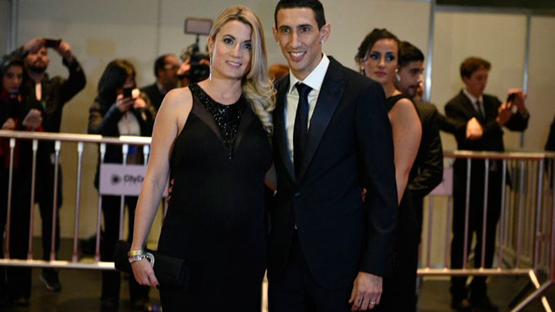 Ángel Di María y su esposa se lucieron en la alfombra roja.