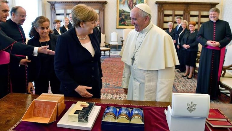 Angela Merkel visitó al Papa y le llevó regalos