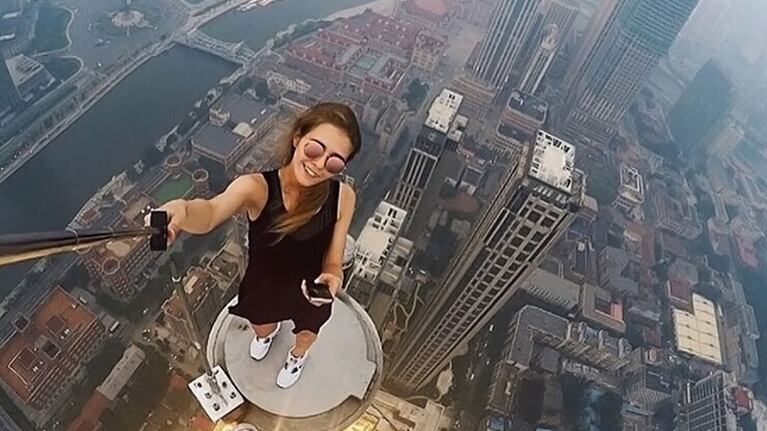 Angela Nikolau no escucha los consejos y se aventura en las torres más alta del mundo buscando una selfie.