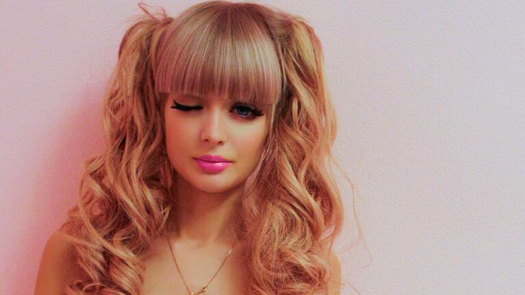 Angelica Kenova sorprende por su similitudes con Barbie.