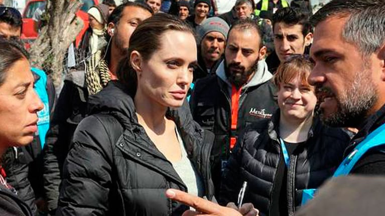 Angelina Jolie en su visita a los refugiados en la isla de Lesbos, el 17 de marzo último.