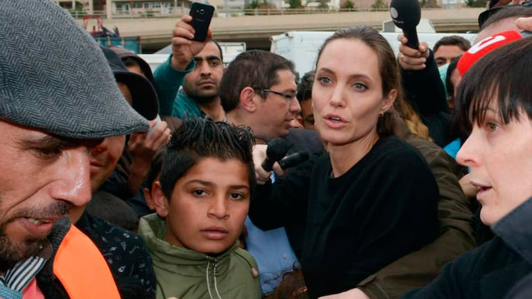 Angelina Jolie, muy flaca en su visita a los refugiados.