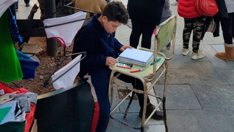 Ángelo, el nene que estudia en la peatonal: “Voy a estudiar hasta que me vuelva viejo”