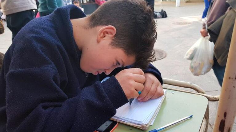 Ángelo, el nene que estudia en la peatonal: “Voy a estudiar hasta que me vuelva viejo”