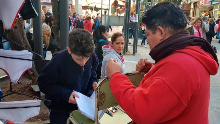 Ángelo, el nene que estudia en la peatonal: “Voy a estudiar hasta que me vuelva viejo”