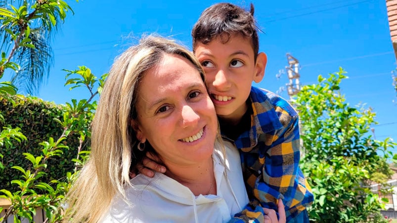 Ángelo junto a su mamá Gabi. Foto: Fredy Bustos/ElDoce.tv