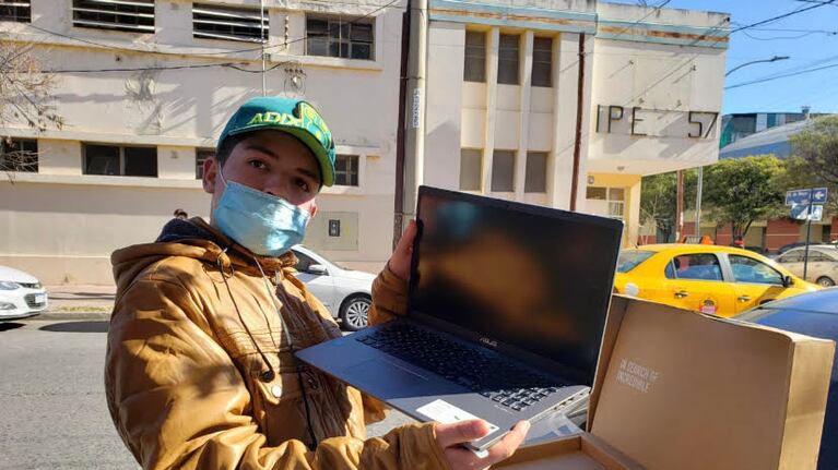 Ángelo recibió una notebook para seguir estudiando.