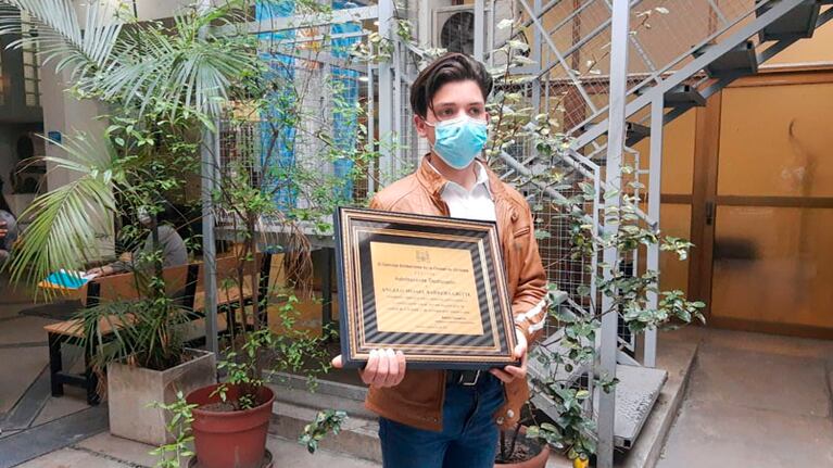 Ángelo y la placa que quedará grabada para toda su vida. Foto: Julieta Pelayo/ElDoce.tv.