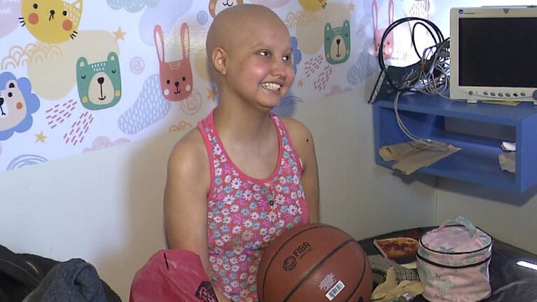 Angiulina, feliz con la pelota de Paulo.