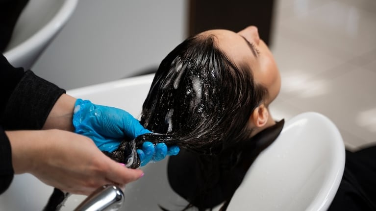 Anmat advirtió sobre el peligro de los alisadores de cabello con formol.