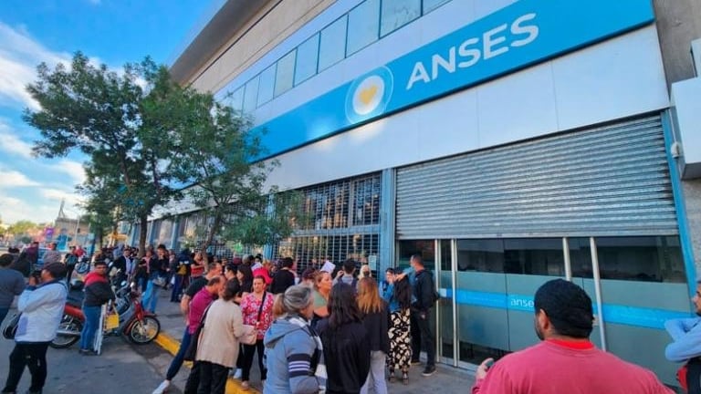 Anses informó el desdoblamiento en el pago de las jubilaciones en abril.