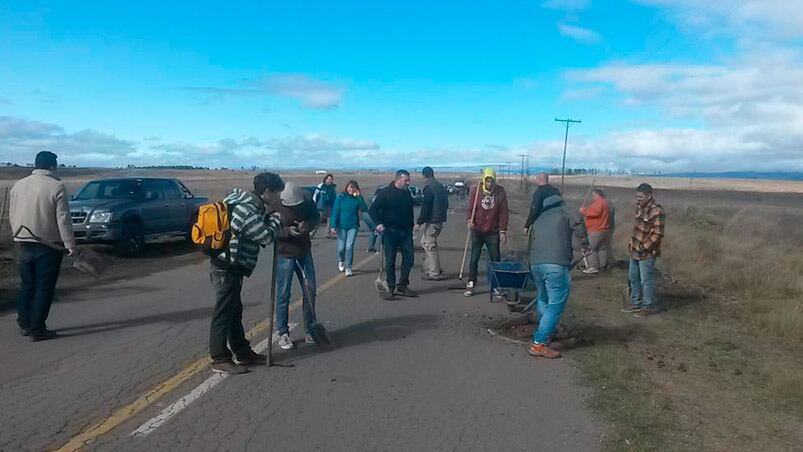Ante la ausencia del Estado, la gente salió a arreglar la ruta 228 para evitar accidentes.