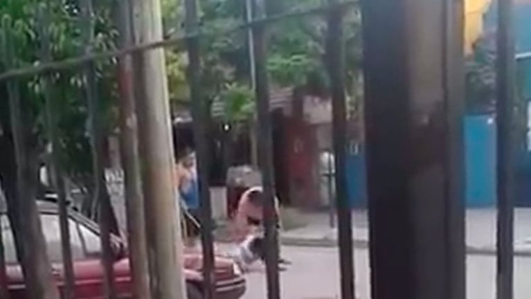 Ante la vista de todos, dos hombres golpearon con palos a una mujer en La Matanza.