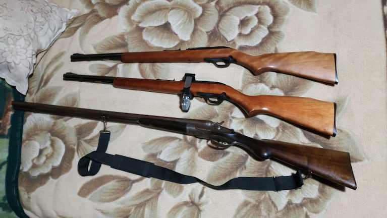 Antes de huir de su hogar, los hermanos fotografiaron algunas de las armas de su padre.
