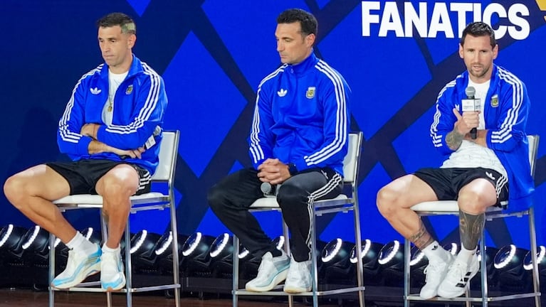 Antes de la final del Mundial, Messi, Scaloni y el Dibu Martínez participan de un evento de la FIFA ante miles de fanáticos. (Foto: AP)