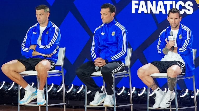 Antes de la final del Mundial, Messi, Scaloni y el Dibu Martínez participan de un evento de la FIFA ante miles de fanáticos. (Foto: AP)