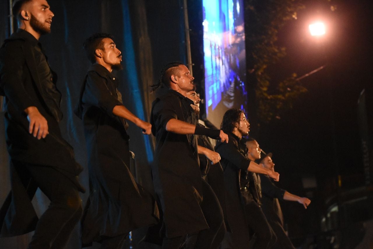 Antes de presentar a los elencos, músicos, bailarines y acróbatas deslumbraron en el escenario. Foto: Lucio Casalla / ElDoce.tv