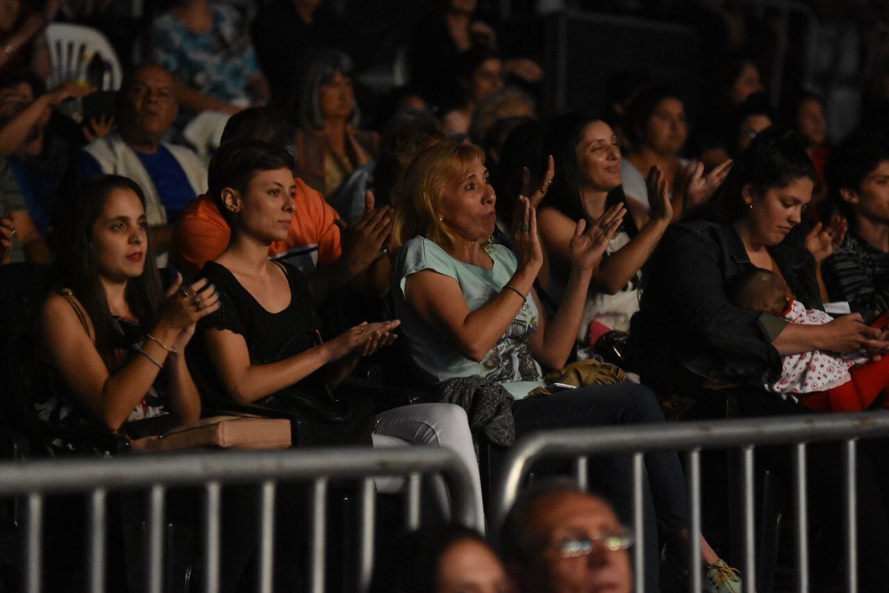 Antes de presentar a los elencos, músicos, bailarines y acróbatas deslumbraron en el escenario. Foto: Lucio Casalla / ElDoce.tv