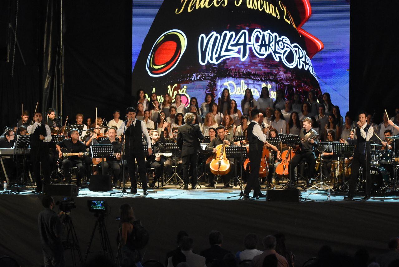 Antes de presentar a los elencos, músicos, bailarines y acróbatas deslumbraron en el escenario. Foto: Lucio Casalla / ElDoce.tv