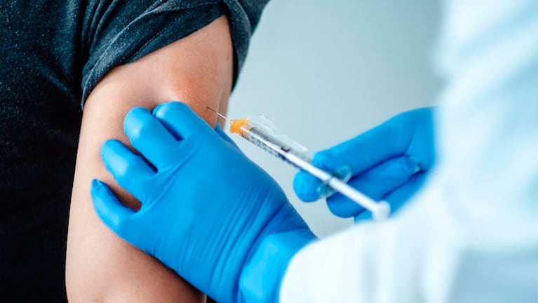 Antes del 2021, podrían comenzar a vacunar contra el coronavirus en Reino Unido.