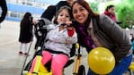 Anto y su mamá, luego de recibir la bici.