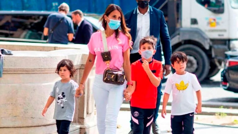 Antonela junto a sus tres hijos en su primer paseo por París.