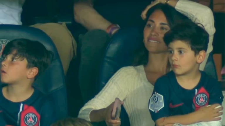 Antonela Roccuzzo asistió con sus hijos al último partido de Messi en el PSG.