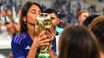 Antonela Roccuzzo celebrando con la Copa del Mundo. 