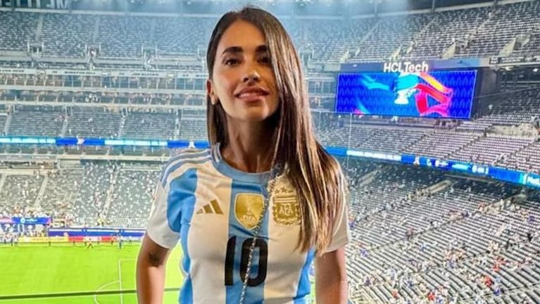 Antonela Roccuzzo combinó su remera de Argentina con complementos a juego. (Foto: Instagram/@antonelaroccuzzo)