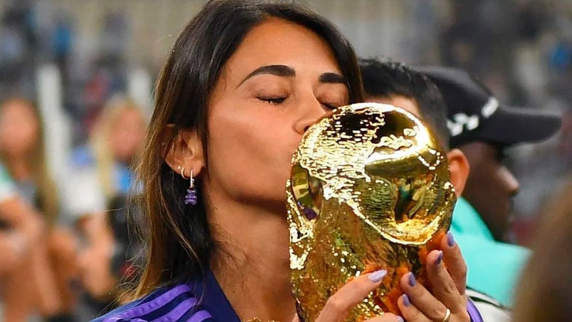 Antonela Roccuzzo con la copa del mundo. 