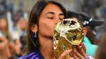 Antonela Roccuzzo con la copa del mundo. 