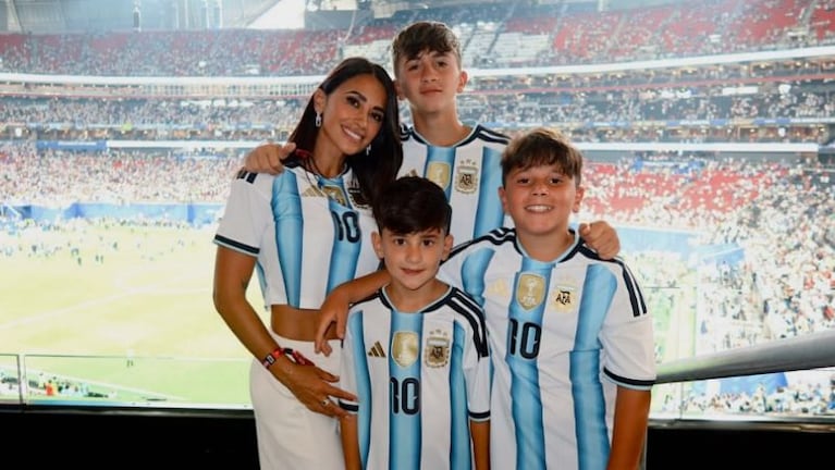 Antonela Roccuzzo junto a sus hijos, Thiago, Mateo y Ciro.
