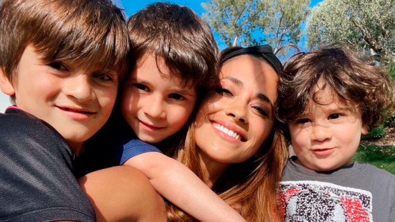 Antonela Roccuzzo junto a sus tres hijos, Thiago, Mateo y Ciro.