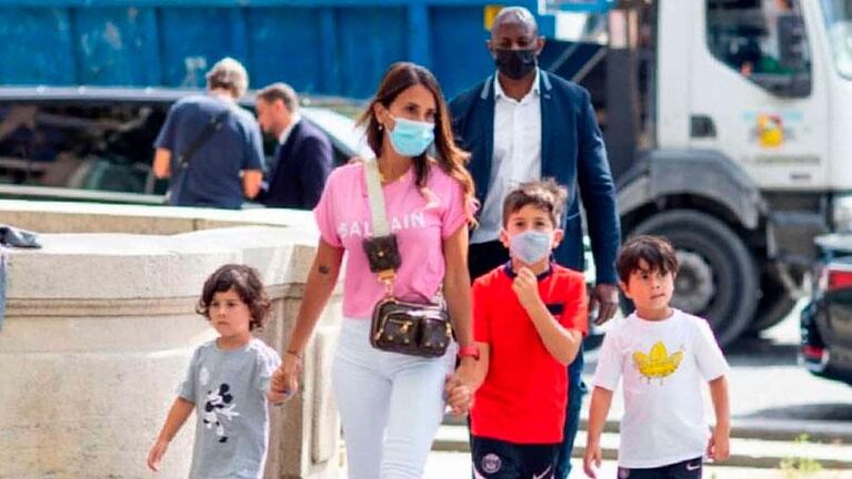 Antonela Roccuzzo salió de paseo junto a sus tres hijos por las calles de París